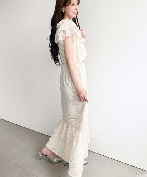 moment+（モーメントプラス）の「2WAYオフショルクロスフリルティアード花柄ワンピース（ワンピース・レディース・ネイビー/ブラック/ナチュラル・M）」の9枚目の写真