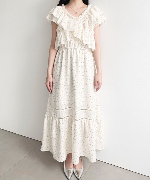 moment+（モーメントプラス）の「2WAYオフショルクロスフリルティアード花柄ワンピース（ワンピース・レディース・ネイビー/ブラック/ナチュラル・M）」の12枚目の写真