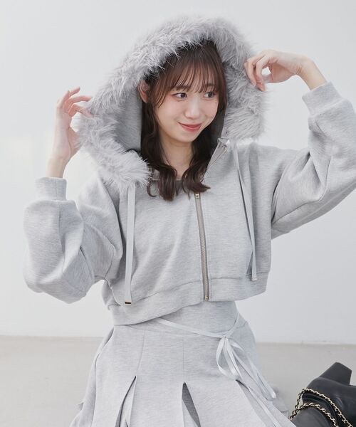 MAJESTIC LEGON(マジェスティックレゴン)の「2wayフェイクファーラメパーカー(パーカー・レディース・ブラック/アイボリー/グレー/ピンクベージュ・MEDIUM)」の3枚目の写真