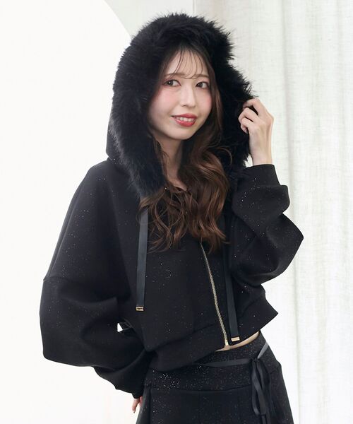 MAJESTIC LEGON(マジェスティックレゴン)の「2wayフェイクファーラメパーカー(パーカー・レディース・ブラック/アイボリー/グレー/ピンクベージュ・MEDIUM)」の1枚目の写真