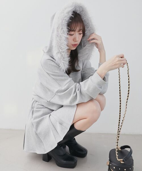 MAJESTIC LEGON(マジェスティックレゴン)の「2wayフェイクファーラメパーカー(パーカー・レディース・ブラック/アイボリー/グレー/ピンクベージュ・MEDIUM)」の17枚目の写真