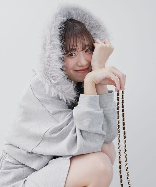 MAJESTIC LEGON(マジェスティックレゴン)の「2wayフェイクファーラメパーカー(パーカー・レディース・ブラック/アイボリー/グレー/ピンクベージュ・MEDIUM)」の16枚目の写真