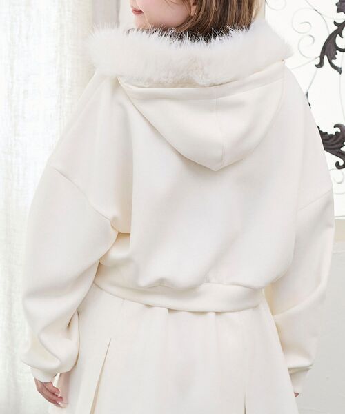 MAJESTIC LEGON(マジェスティックレゴン)の「2wayフェイクファーラメパーカー(パーカー・レディース・ブラック/アイボリー/グレー/ピンクベージュ・MEDIUM)」の10枚目の写真