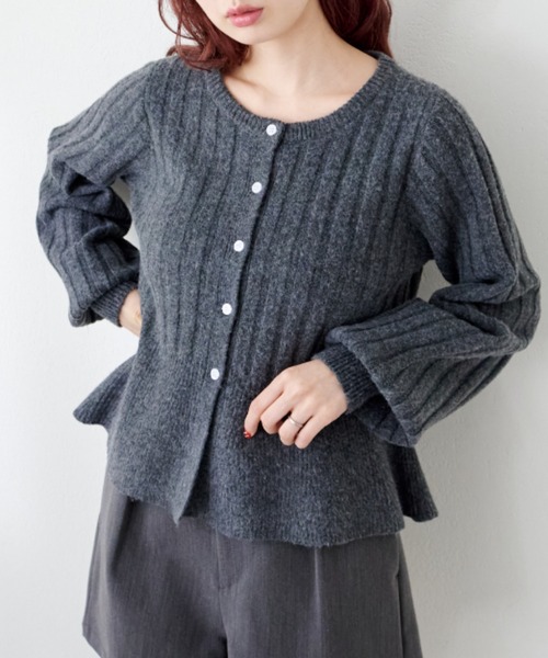 Kastane（カスタネ）の「ペプラムリブニットカーディガン（カーディガン/ボレロ・レディース・レッド/アイボリー/チャコールグレー・FREE）」の3枚目の写真