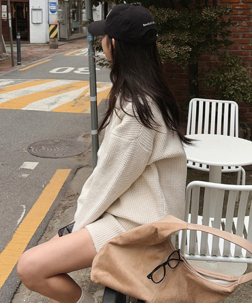 DAY CLOSET(デイ クローゼット)の「【セットアップ/もこもこ立体編み】長袖 スキッパー リブニット プルオーバー + ショートパンツ 上下2点セット レディース(ニット/セーター・レディース・モカ/チャコールグレー/ライトグレー/アイボリー/サックスブルー・FREE)」の10枚目の写真