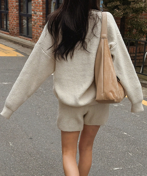 DAY CLOSET(デイ クローゼット)の「【セットアップ/もこもこ立体編み】長袖 スキッパー リブニット プルオーバー + ショートパンツ 上下2点セット レディース(ニット/セーター・レディース・モカ/チャコールグレー/ライトグレー/アイボリー/サックスブルー・FREE)」の11枚目の写真