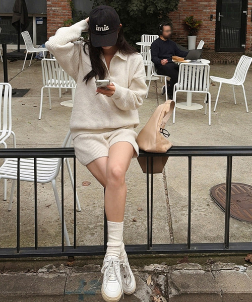 DAY CLOSET(デイ クローゼット)の「【セットアップ/もこもこ立体編み】長袖 スキッパー リブニット プルオーバー + ショートパンツ 上下2点セット レディース(ニット/セーター・レディース・モカ/チャコールグレー/ライトグレー/アイボリー/サックスブルー・FREE)」の12枚目の写真
