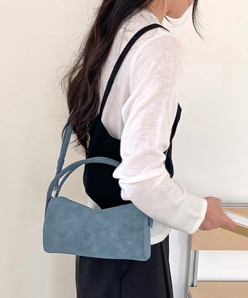 HEILIS(ヘイリス)の「【500mlボトルOK!】フェイクスエードスクエアショルダーバッグ / ハンドバッグ ショルダーバッグ 斜め掛け ミニ スウェード ブルー ブラウン ブラック キャメル 茶 青 韓国 無地 ボストン スクエア ノームコア 春服 夏服 秋服 冬服(ショルダーバッグ・レディース・ブラック/ブルー/キャメル/ブラウン・FREE)」の3枚目の写真