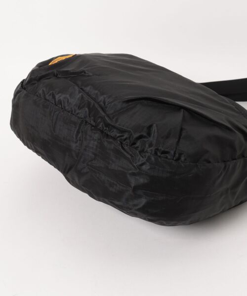 KELTY(ケルティ)の「MonoMAX掲載モデル【KELTY】AIRY CURVE SHOULDER エアリーカーブショルダー 軽量 リップストップナイロン(ショルダーバッグ・レディース・ベージュ/オリーブ/ブラック/ターコイズブルー/イエロー・ONE SIZE)」の6枚目の写真