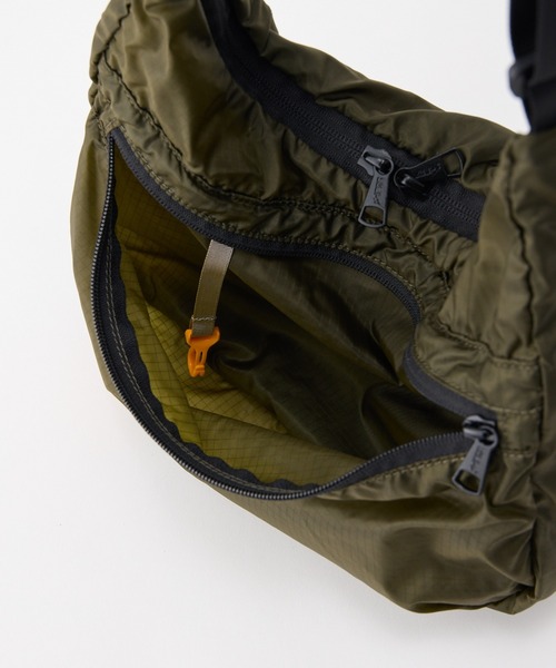 KELTY(ケルティ)の「MonoMAX掲載モデル【KELTY】AIRY CURVE SHOULDER エアリーカーブショルダー 軽量 リップストップナイロン(ショルダーバッグ・レディース・ベージュ/オリーブ/ブラック/ターコイズブルー/イエロー・ONE SIZE)」の9枚目の写真