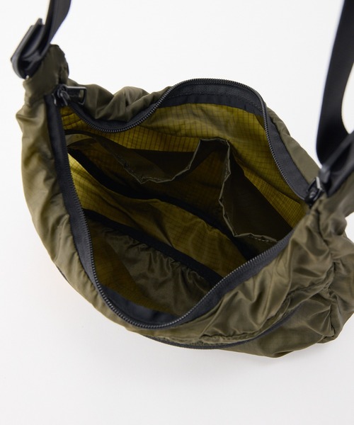 KELTY(ケルティ)の「MonoMAX掲載モデル【KELTY】AIRY CURVE SHOULDER エアリーカーブショルダー 軽量 リップストップナイロン(ショルダーバッグ・レディース・ベージュ/オリーブ/ブラック/ターコイズブルー/イエロー・ONE SIZE)」の11枚目の写真