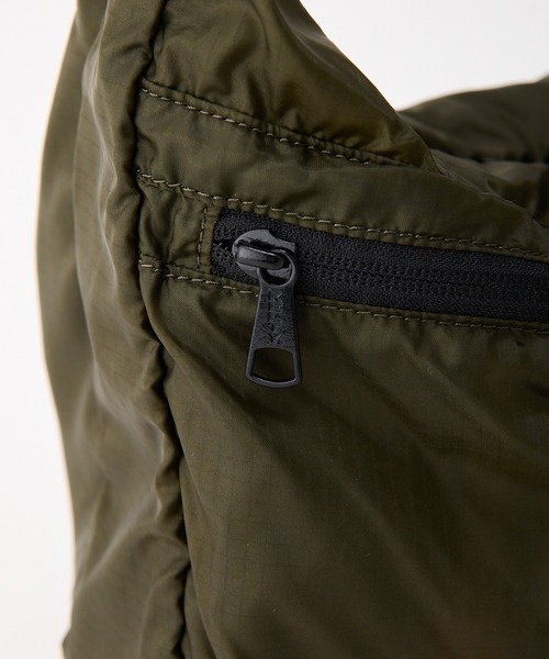 KELTY(ケルティ)の「MonoMAX掲載モデル【KELTY】AIRY CURVE SHOULDER エアリーカーブショルダー 軽量 リップストップナイロン(ショルダーバッグ・レディース・ベージュ/オリーブ/ブラック/ターコイズブルー/イエロー・ONE SIZE)」の14枚目の写真