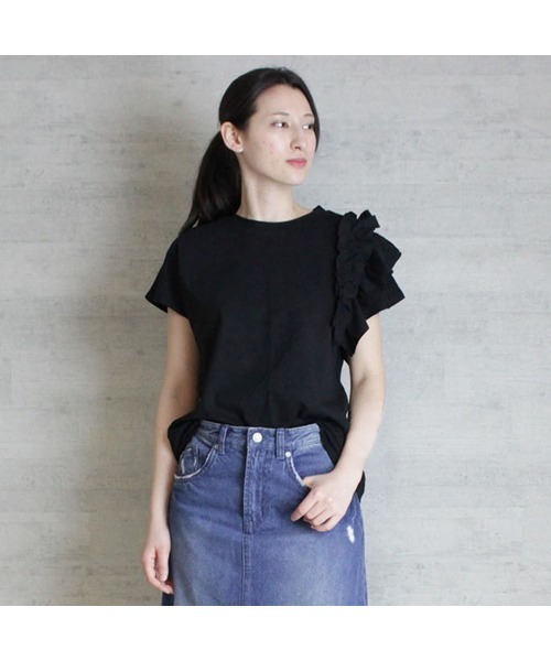 aity（アイティ）の「M-5L 片袖フリル アシメトリーカットソー 夏服（Tシャツ/カットソー・レディース・ホワイト/ピンクベージュ/ブラック・4L～5L/LL～3L/M～Ｌ）」の3枚目の写真
