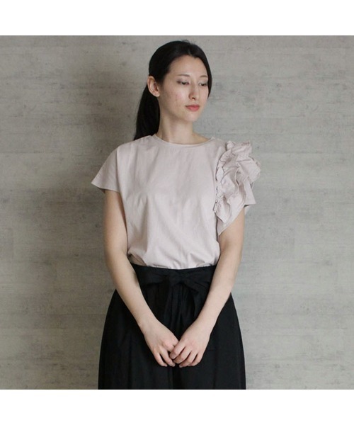 aity（アイティ）の「M-5L 片袖フリル アシメトリーカットソー 夏服（Tシャツ/カットソー・レディース・ホワイト/ピンクベージュ/ブラック・4L～5L/LL～3L/M～Ｌ）」の4枚目の写真