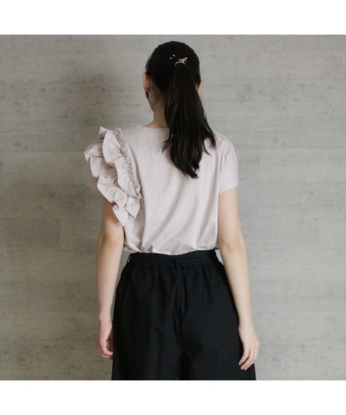 aity（アイティ）の「M-5L 片袖フリル アシメトリーカットソー 夏服（Tシャツ/カットソー・レディース・ホワイト/ピンクベージュ/ブラック・4L～5L/LL～3L/M～Ｌ）」の5枚目の写真