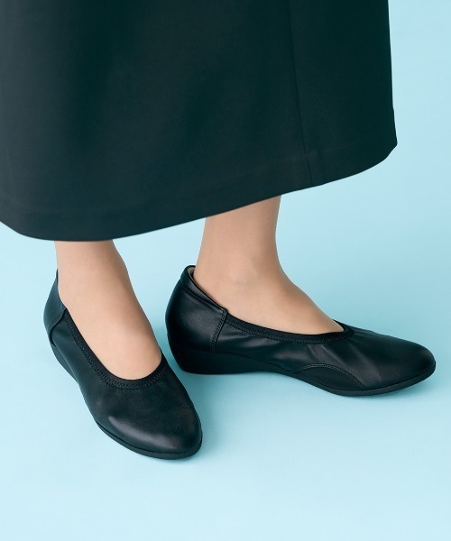 Live in comfort(リブインコンフォート)の「リブ イン コンフォート オケージョン遣いにぴったり!1足持っておきたい ストレッチ合皮素材のコンフォータブルパンプス〈ブラック〉(パンプス・レディース・ブラック・3/4/5)」の1枚目の写真
