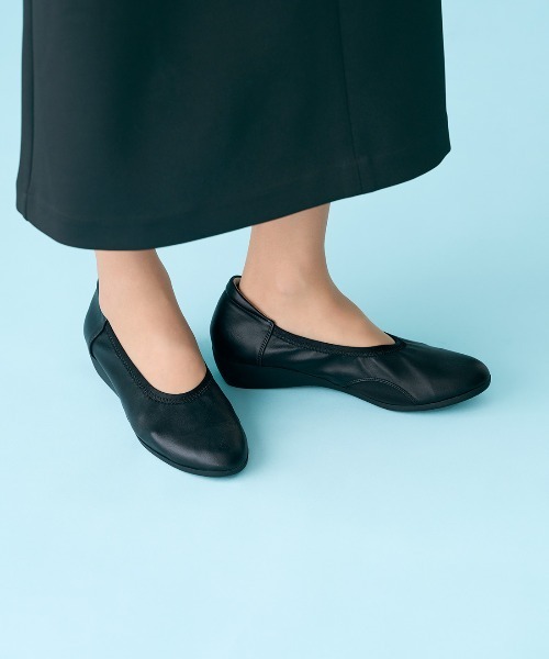 Live in comfort(リブインコンフォート)の「リブ イン コンフォート オケージョン遣いにぴったり!1足持っておきたい ストレッチ合皮素材のコンフォータブルパンプス〈ブラック〉(パンプス・レディース・ブラック・3/4/5)」の2枚目の写真