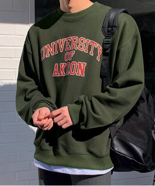 NOWLE(ノウル)の「【NOWLE】UNIVERSITY OF AKRON カレッジロゴ アーチプリント クルーネック スウェット(スウェット・メンズ・ダークカーキ/ブラック・MEDIUM/SMALL/X-LARGE/LARGE)」の1枚目の写真