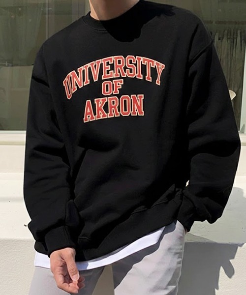 NOWLE(ノウル)の「【NOWLE】UNIVERSITY OF AKRON カレッジロゴ アーチプリント クルーネック スウェット(スウェット・メンズ・ダークカーキ/ブラック・MEDIUM/SMALL/X-LARGE/LARGE)」の2枚目の写真