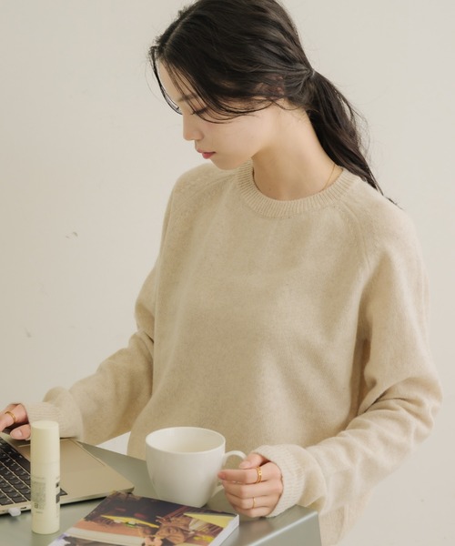 NEUNA（ヌナ）の「【韓国select item】ウール×アルパカベーシックセーター（ニット/セーター・レディース・アイボリー/ブルー・FREE）」の9枚目の写真