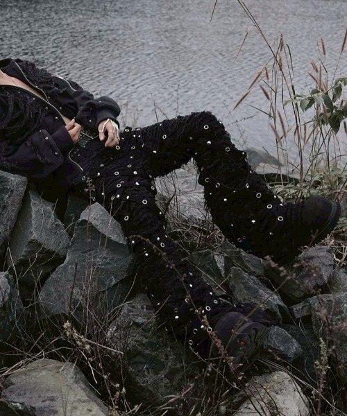 UNIZ（ユニズ）の「【UNIZ】Chainwrape Pants / 【ユニズ】アイレットチェーンデニムフレアパンツ（デニムパンツ・メンズ・ブラック・00/01）」の7枚目の写真