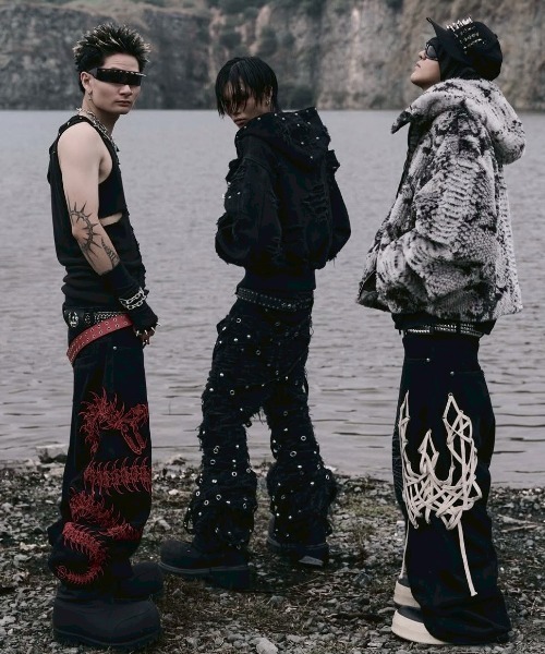 UNIZ（ユニズ）の「【UNIZ】Chainwrape Pants / 【ユニズ】アイレットチェーンデニムフレアパンツ（デニムパンツ・メンズ・ブラック・00/01）」の2枚目の写真