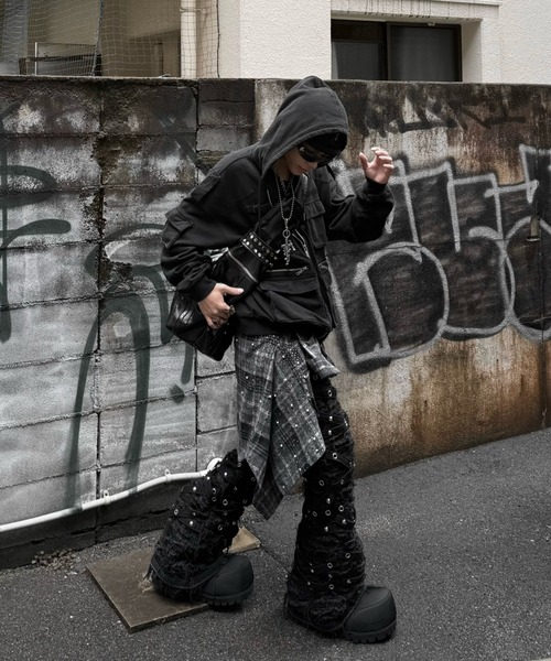 UNIZ（ユニズ）の「【UNIZ】Chainwrape Pants / 【ユニズ】アイレットチェーンデニムフレアパンツ（デニムパンツ・メンズ・ブラック・00/01）」の21枚目の写真