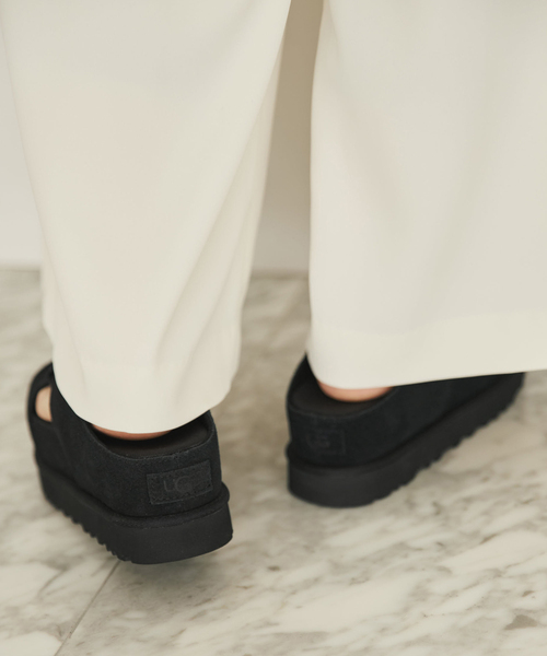 plage（プラージュ）の「UGG / アグ W GOLDENSTAR CUTOUT SLIDE サンダル（サンダル・レディース・ブラック/タン・25cm/24cm/23cm/22cm）」の4枚目の写真