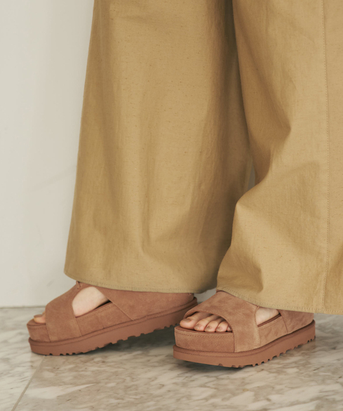 plage（プラージュ）の「UGG / アグ W GOLDENSTAR CUTOUT SLIDE サンダル（サンダル・レディース・ブラック/タン・25cm/24cm/23cm/22cm）」の5枚目の写真