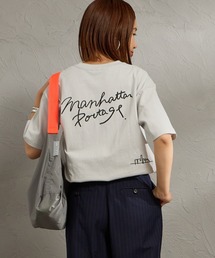 Manhattan Portage（マンハッタンポーテージ）の「[MANHATTAN PORTAGE マンハッタンポーテージ] 別注 ランダム手描き風刺繍 バックプリントTシャツ（Tシャツ/カットソー）」