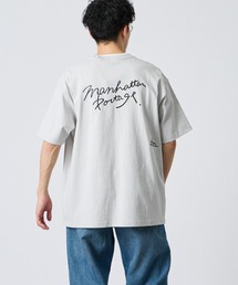 Manhattan Portage（マンハッタンポーテージ）の「[MANHATTAN PORTAGE/マンハッタンポーテージ] 別注 ランダム手描き風刺繍 バックプリントTシャツ【追加】（Tシャツ/カットソー）」