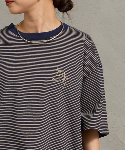 Manhattan Portage（マンハッタンポーテージ）の「【WEB先行予約】[MANHATTAN PORTAGE/マンハッタンポーテージ] 別注 ランダム手描き風刺繍 バックプリントTシャツ（Tシャツ/カットソー・レディース・ネイビー/ライトグレー/ブラック・XL/L/M/S）」の22枚目の写真