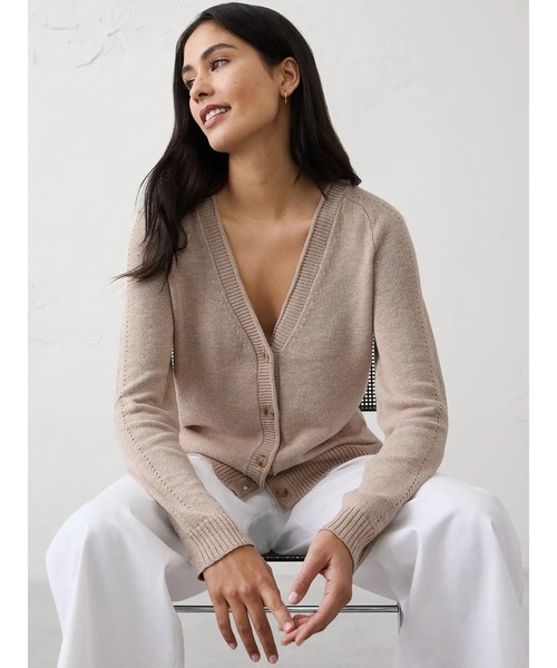 BANANA REPUBLIC FACTORY STORE(バナナリパブリック ファクトリーストア)の「BANANA REPUBLIC FACTORY STORE ラミーコットン Vネック カーディガン(カーディガン/ボレロ・レディース・ブラウン/ライトブルー/ベージュ/ネイビー・XS/L/S/M)」の2枚目の写真