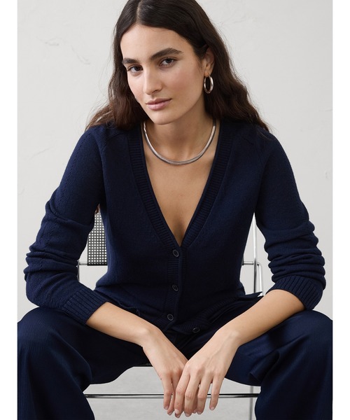 BANANA REPUBLIC FACTORY STORE(バナナリパブリック ファクトリーストア)の「BANANA REPUBLIC FACTORY STORE ラミーコットン Vネック カーディガン(カーディガン/ボレロ・レディース・ブラウン/ライトブルー/ベージュ/ネイビー・XS/L/S/M)」の4枚目の写真