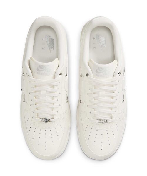 NIKE(ナイキ)の「ナイキ エア フォース 1 ‘07 LV8 ウィメンズシューズ / Nike Air Force 1 '07 LV8 Women's Shoes IV4727-133 Sail(スニーカー・レディース・クリーム・22/22.5/23/23.5/24/24.5/25/25.5/26)」の4枚目の写真