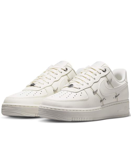 NIKE(ナイキ)の「ナイキ エア フォース 1 ‘07 LV8 ウィメンズシューズ / Nike Air Force 1 '07 LV8 Women's Shoes IV4727-133 Sail(スニーカー・レディース・クリーム・22/22.5/23/23.5/24/24.5/25/25.5/26)」の5枚目の写真