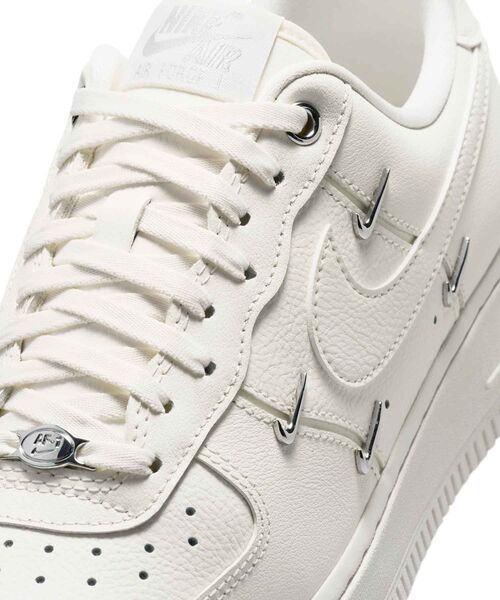 NIKE(ナイキ)の「ナイキ エア フォース 1 ‘07 LV8 ウィメンズシューズ / Nike Air Force 1 '07 LV8 Women's Shoes IV4727-133 Sail(スニーカー・レディース・クリーム・22/22.5/23/23.5/24/24.5/25/25.5/26)」の7枚目の写真