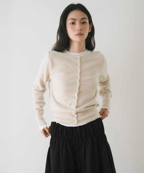 YEARNING(イヤニング)の「ESSENTIAL MERINO WOOL BOAT NECK CARDIGAN, ECRU(カーディガン/ボレロ・レディース・その他・FREE)」の1枚目の写真