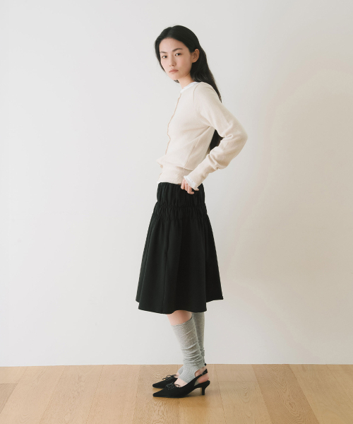 YEARNING(イヤニング)の「ESSENTIAL MERINO WOOL BOAT NECK CARDIGAN, ECRU(カーディガン/ボレロ・レディース・その他・FREE)」の4枚目の写真