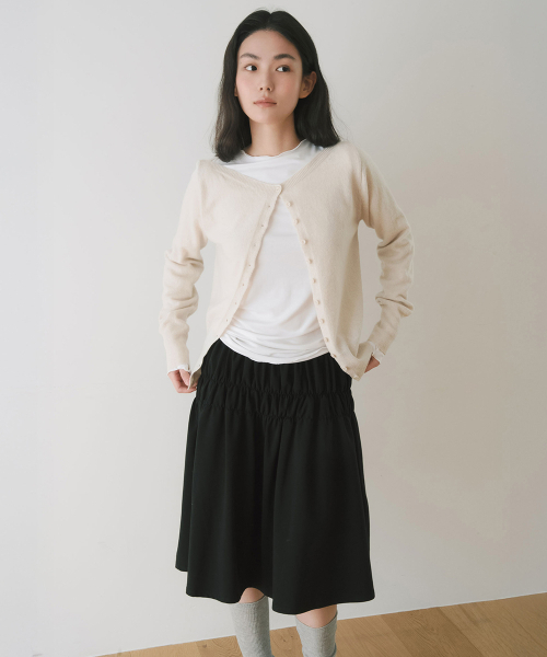 YEARNING(イヤニング)の「ESSENTIAL MERINO WOOL BOAT NECK CARDIGAN, ECRU(カーディガン/ボレロ・レディース・その他・FREE)」の5枚目の写真
