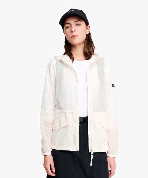 AIGLE(エーグル)の「超軽量 撥水 UVカット フーディショートジャケット(ナイロンジャケット・レディース・ホワイト/パープル/イエロー/セージグリーン・38/40/36)」の1枚目の写真