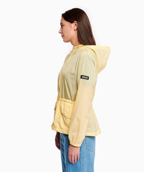 AIGLE(エーグル)の「超軽量 撥水 UVカット フーディショートジャケット(ナイロンジャケット・レディース・ホワイト/パープル/イエロー/セージグリーン・38/40/36)」の7枚目の写真