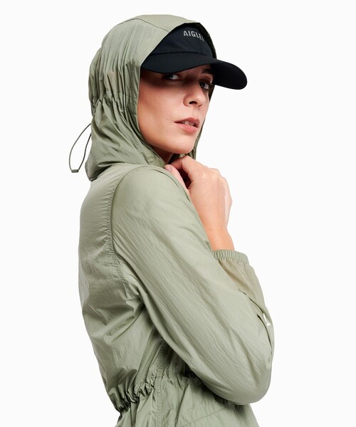 AIGLE(エーグル)の「超軽量 撥水 UVカット フーディショートジャケット(ナイロンジャケット・レディース・ホワイト/パープル/イエロー/セージグリーン・38/40/36)」の16枚目の写真