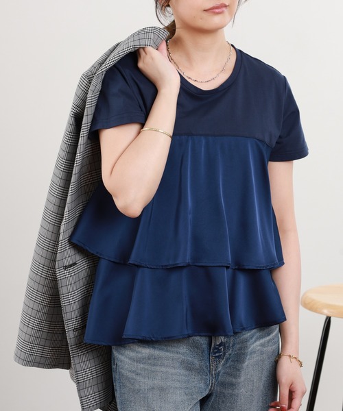 EGLANTINE(エグランティーヌ)の「EGLANTINE サテン切替フレアカットソー 半袖(Tシャツ/カットソー・レディース・カーキ/ブラック/オフホワイト/ネイビー・38)」の4枚目の写真