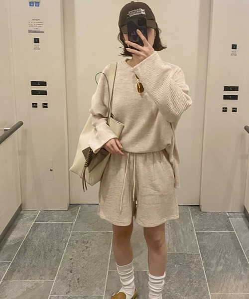 ISOOK（アイスー）の「リブスウェットセットアップ(kiharu select) / 2点セット プルオーバー 長袖 ルーズ オーバーサイズ ショートパンツ リブパンツ（セットアップ・レディース・ライトベージュ/ブラック・FREE）」の4枚目の写真