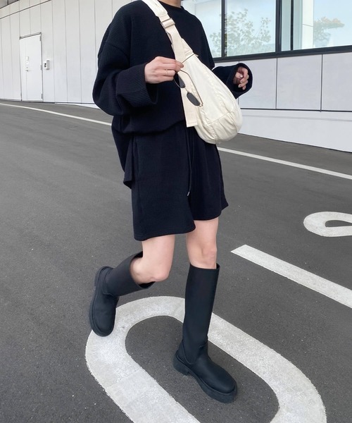 ISOOK（アイスー）の「リブスウェットセットアップ(kiharu select) / 2点セット プルオーバー 長袖 ルーズ オーバーサイズ ショートパンツ リブパンツ（セットアップ・レディース・ライトベージュ/ブラック・FREE）」の7枚目の写真