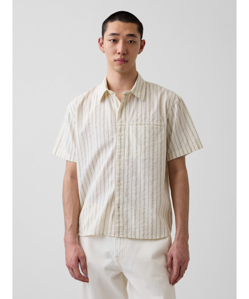 GAP(ギャップ)の「シアサッカー ストライプ リラックスフィット ラウンドヘム シャツ(シャツ/ブラウス・メンズ・アイボリー/ブラック・XL/M/S/XS)」の2枚目の写真