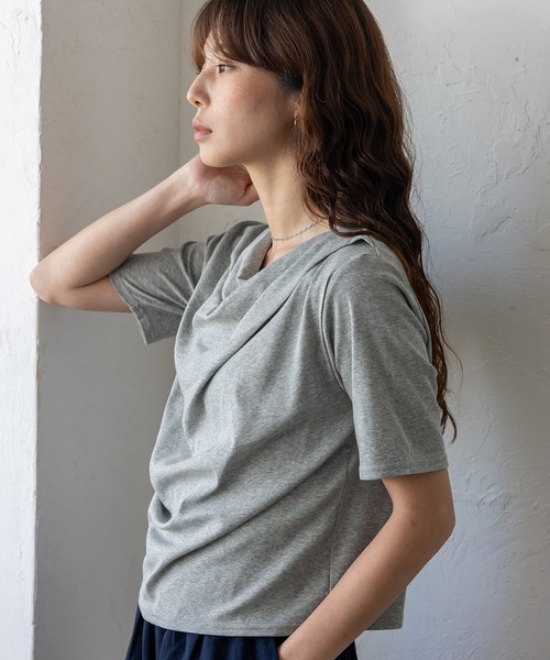 VitaFelice(ヴィータフェリーチェ)の「ドレープ半袖カットソー(Tシャツ/カットソー・レディース・ブラック/オフホワイト/杢グレー/イエロー・FREE)」の4枚目の写真
