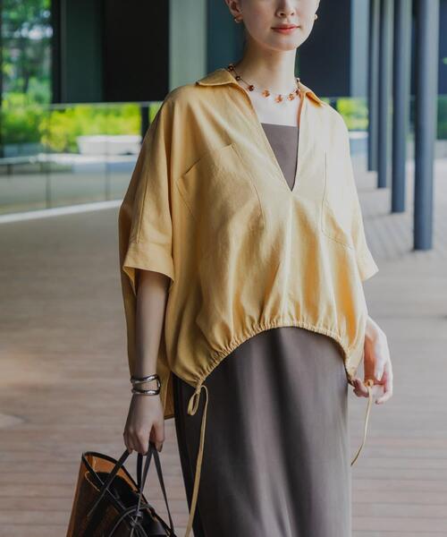 URBAN RESEARCH(アーバンリサーチ)の「ラミーレーヨンハーフスリーブギャザーヘムシャツ(シャツ/ブラウス・レディース・ベージュ系その他/ホワイト/ネイビー・FREE)」の2枚目の写真