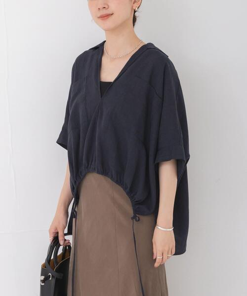 URBAN RESEARCH(アーバンリサーチ)の「ラミーレーヨンハーフスリーブギャザーヘムシャツ(シャツ/ブラウス・レディース・ベージュ系その他/ホワイト/ネイビー・FREE)」の3枚目の写真